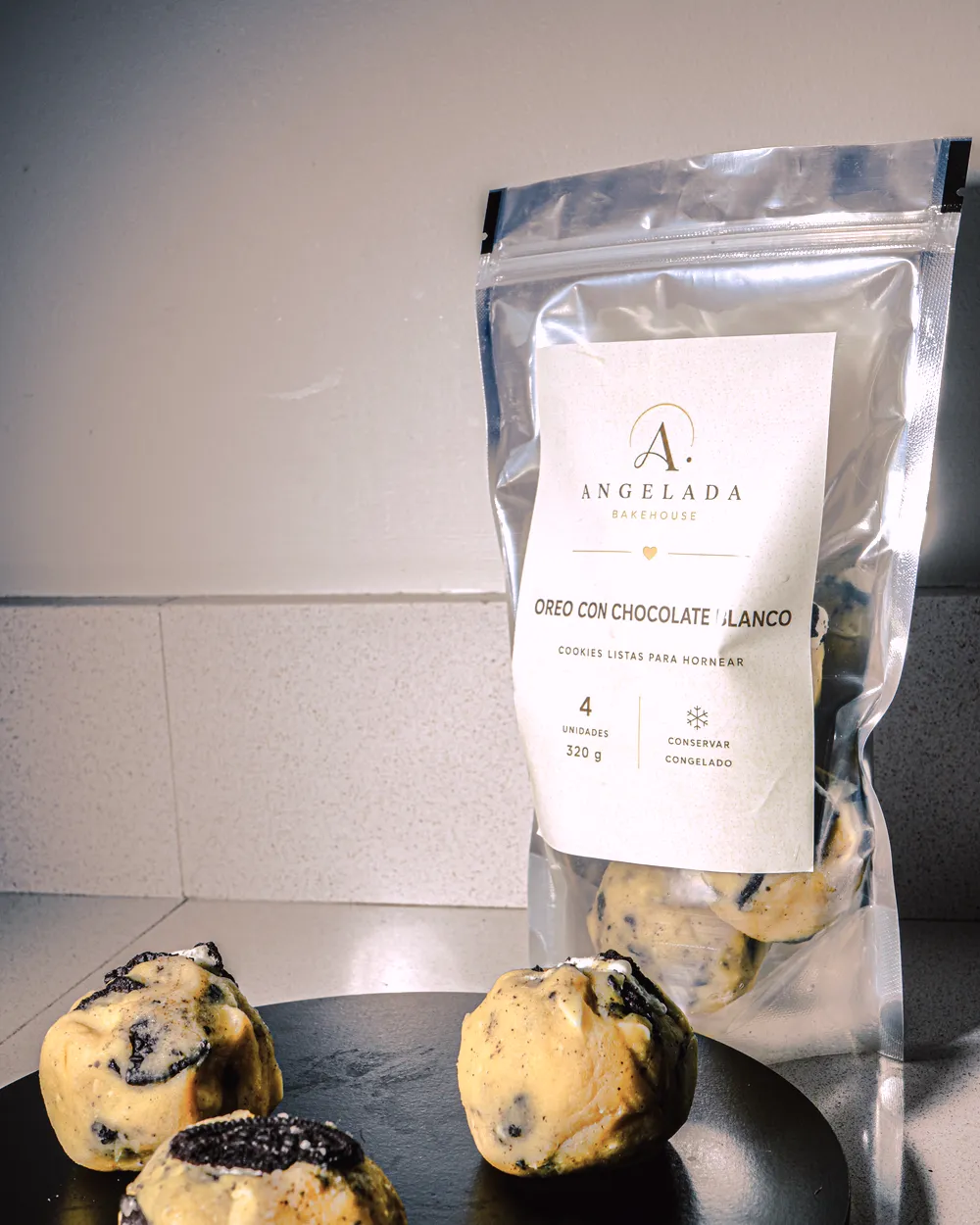 Bolsa de Oreo con Chocolate Blanco, con las bolitas de masa congelada delante