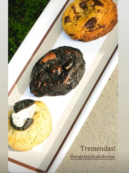 Historia de un cliente: tres cookies de Angelada en una bandeja al sol, con el texto “Tremendas”