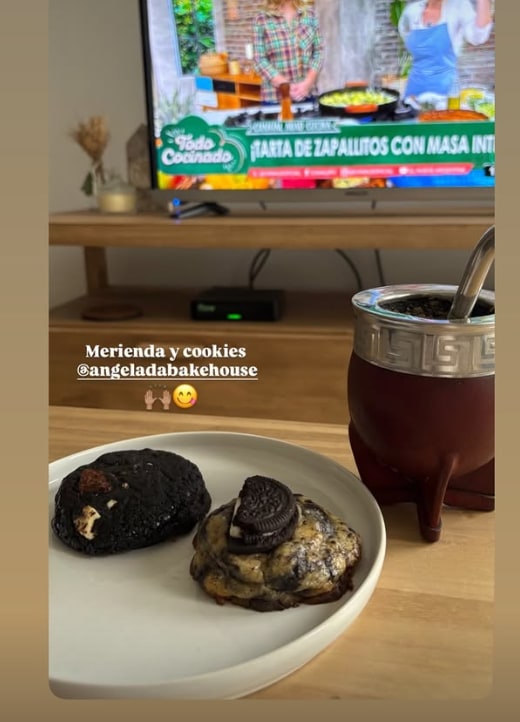 Historia de un cliente: dos cookies en un plato junto a un mate, con el texto “Merienda y cookies”