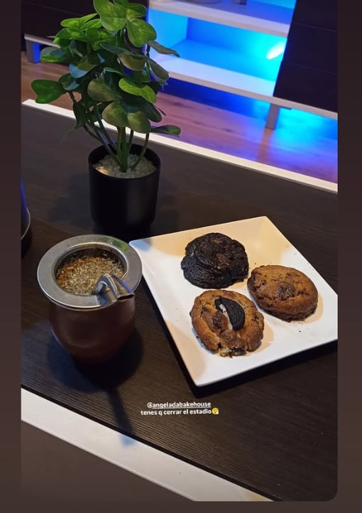 Historia de un cliente: cookies en un plato blanco junto a un mate, con el texto “Tenés que cerrar el estadio”