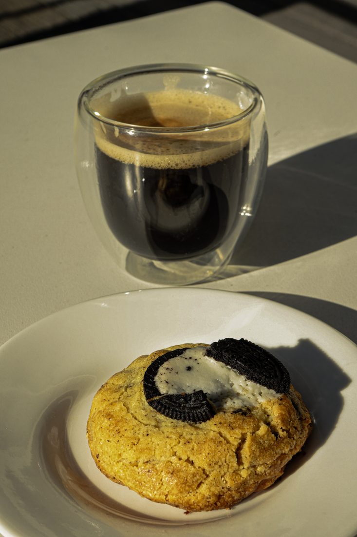 Cookie de Oreo partida con café